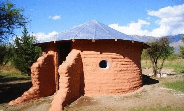 Вариант дома из земли. Фото с сайта otchelniki.ru