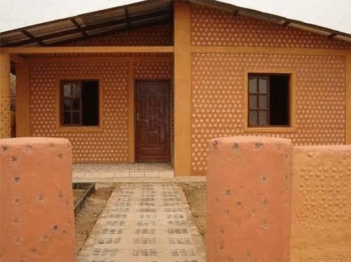 Дом из пластиковых бутылок. Фото с сайта interesco.info