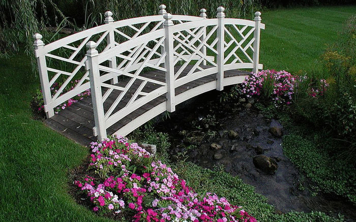 Белый мост через ручей от Specialty Gardens Белый мост через ручей от Specialty Gardens