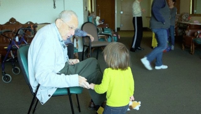 Дом для престарелых и детский сад под одной крышей Дом для престарелых и детский сад под одной крышей