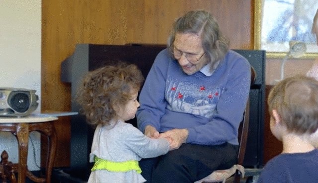 Дом для престарелых и детский сад под одной крышей Дом для престарелых и детский сад под одной крышей