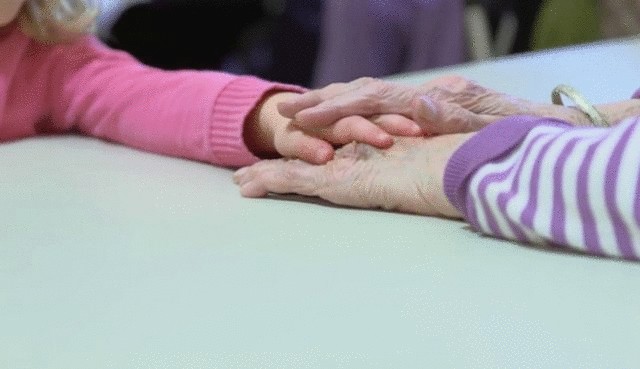 Дом для престарелых и детский сад под одной крышей Дом для престарелых и детский сад под одной крышей