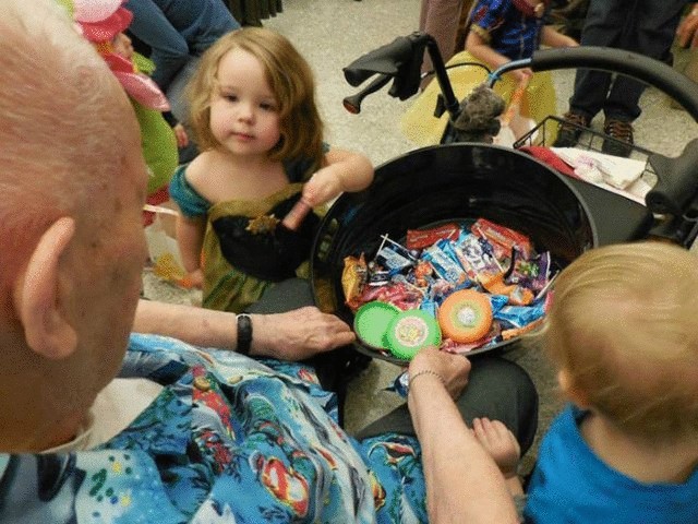 Дом для престарелых и детский сад под одной крышей Дом для престарелых и детский сад под одной крышей