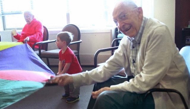 Дом для престарелых и детский сад под одной крышей Дом для престарелых и детский сад под одной крышей