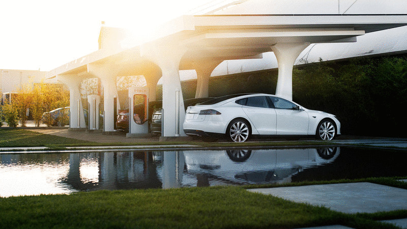 Tesla сделает живую автоматическую зарядку Tesla сделает живую автоматическую зарядку