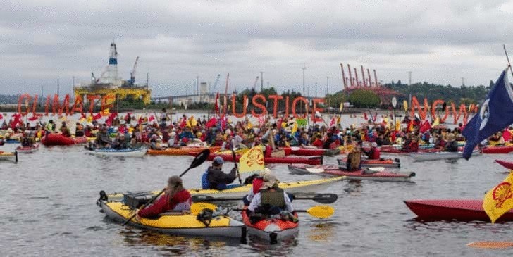 500 лодок вышли в море в знак протеста против буровой вышки компании Shell