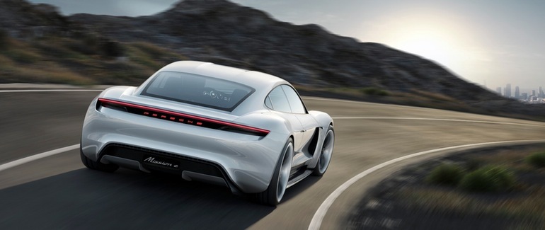 Porsche представила электрический суперкар, заряжающийся быстрее Tesla