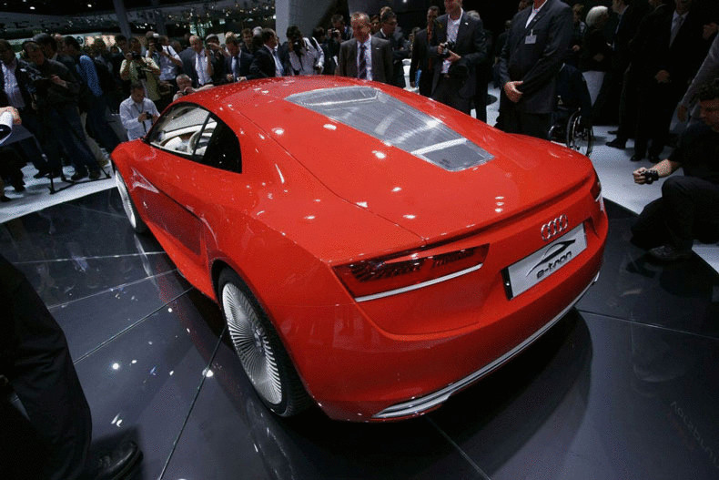 Audi создаст конкурента электрическому кроссоверу Tesla