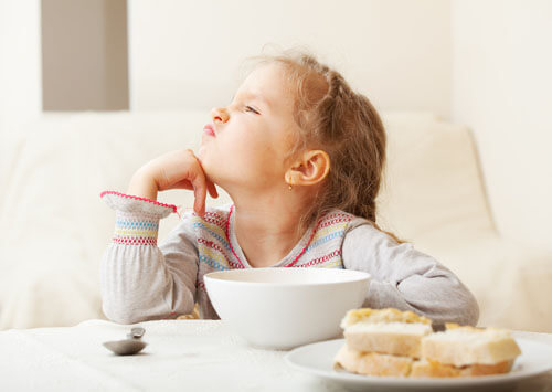 Чем и как кормить детей: советы врача