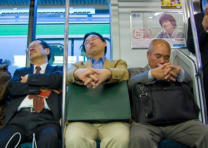 Инэмури: традиция спать на работе и по пути на нее