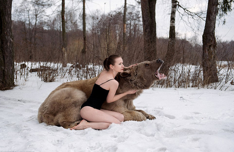 Русские модели, снявшиеся в фотосессии с медведем, взорвали англоязычный интернет