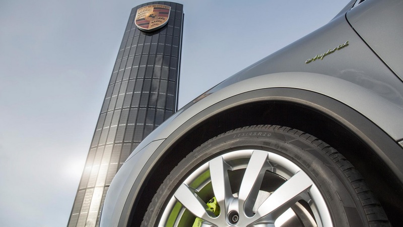 Porsche построила «солнечную» башню для бесплатной зарядки электромобилей