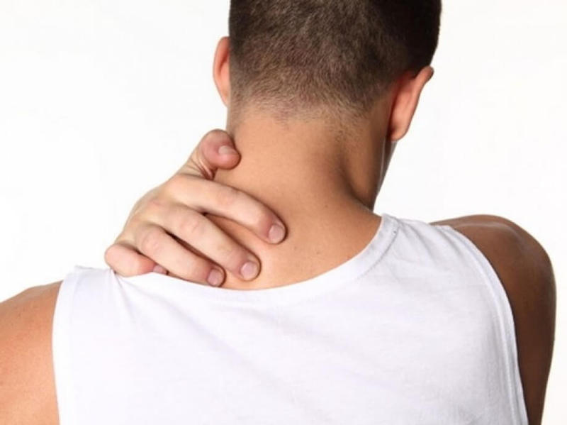 Что НЕЛЬЗЯ делать, если продуло спину или шею