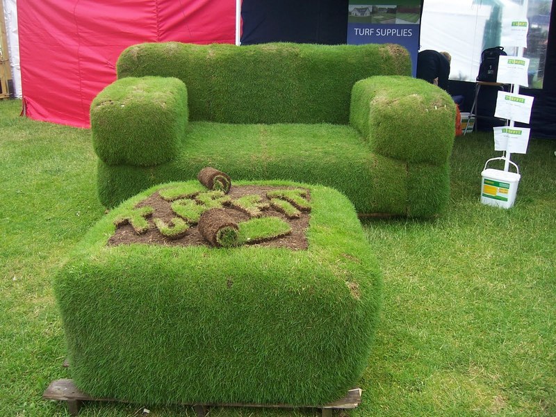 Как сделать диван из травы в саду своими руками