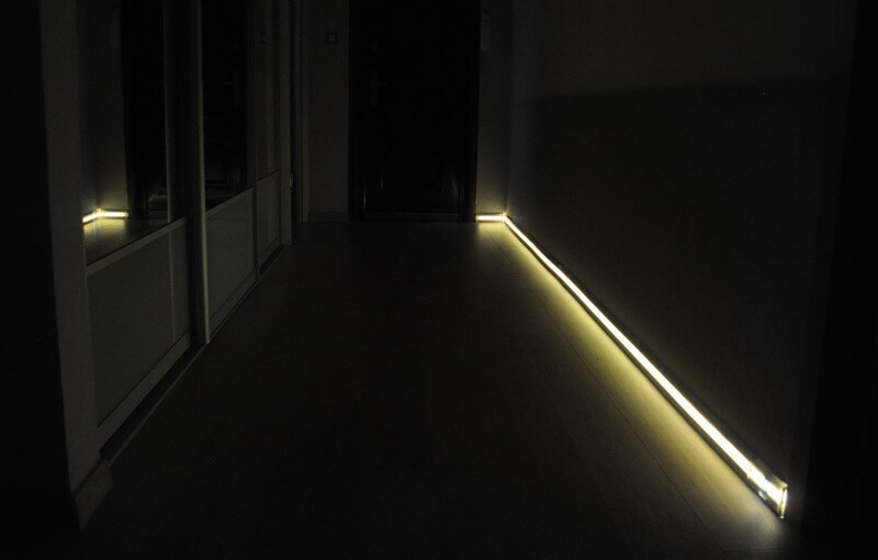 Как из обычного плинуса сделать светодиодную подсветку коридора на датчике движения