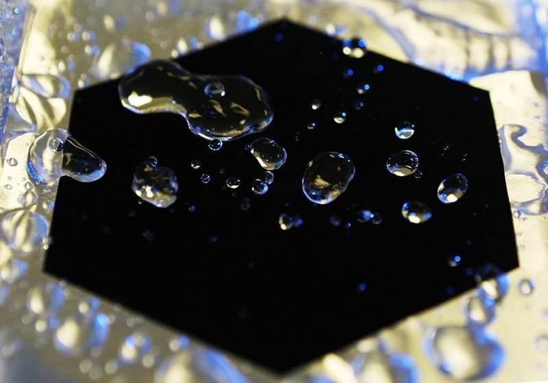 Самый черный материал на Земле не дает тонуть в воде алюминиевому диску