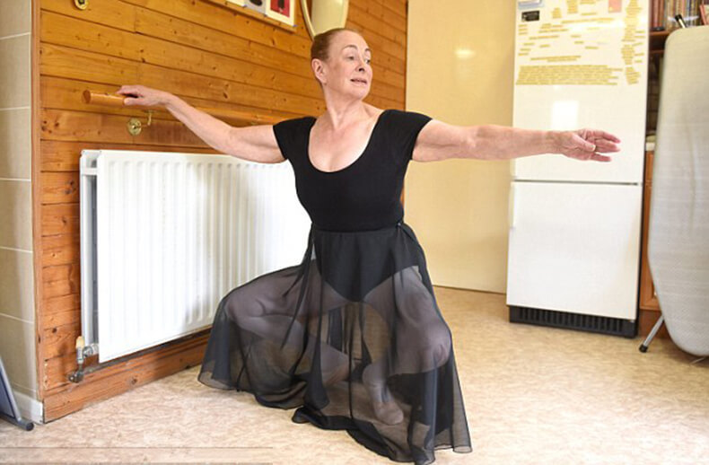 Лебединая пенсия: бабушка из Великобритании в 71 год стала балериной