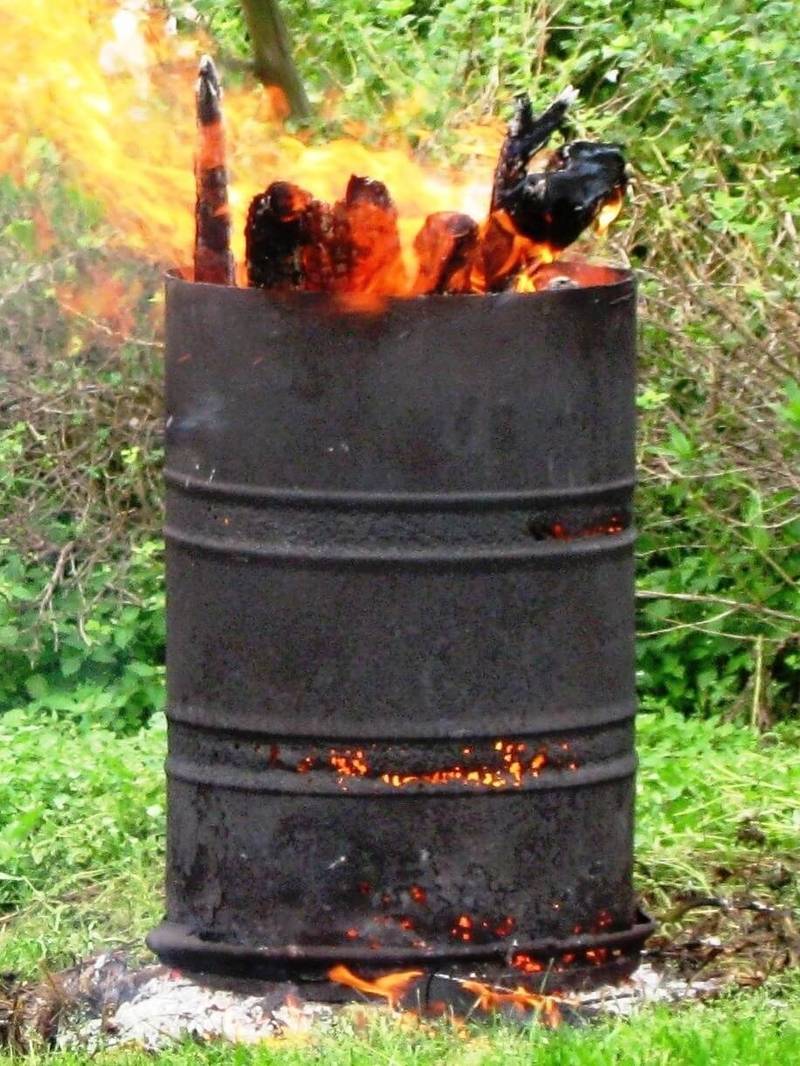 Садовая печь для сжигания мусора на даче