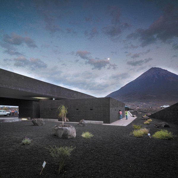 Темно-матовый офис для вулканического парка