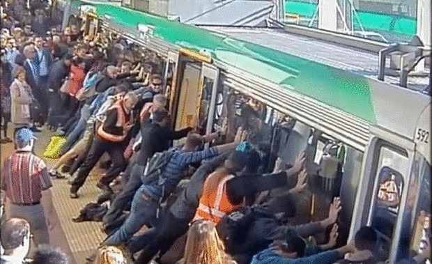 Пассажиры наклонили вагон поезда ради спасения попутчика + видео