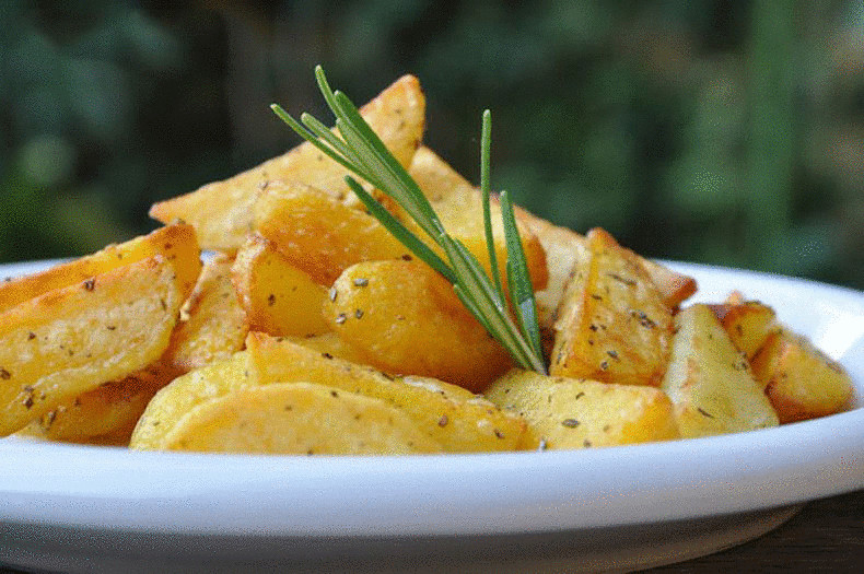  Запеченный картофель  с чесноком и розмарином — веганский рецепт 