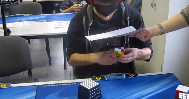 Мировой рекорд по складыванию кубика Рубика вслепую + видео