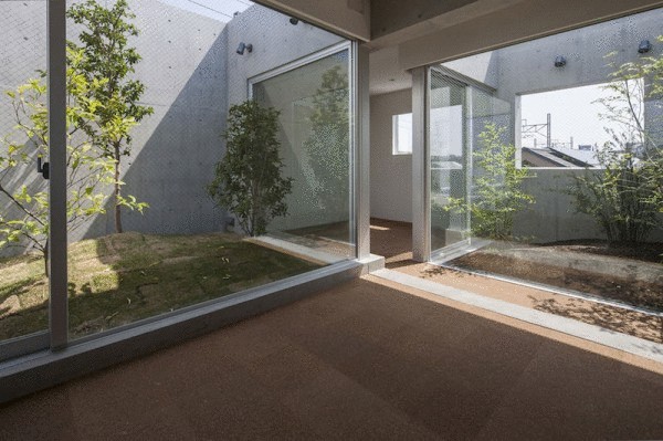 Японский дом с мини-садами 