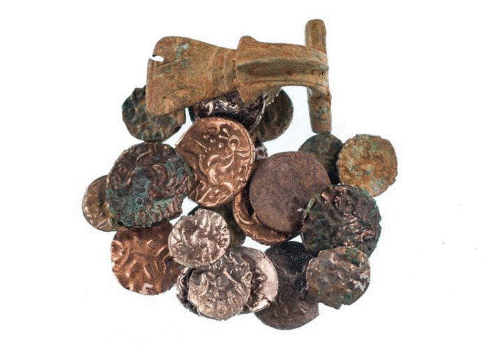 Тайник с римскими и варварскими монетами, пролежавшими нетронутыми более 2000 лет