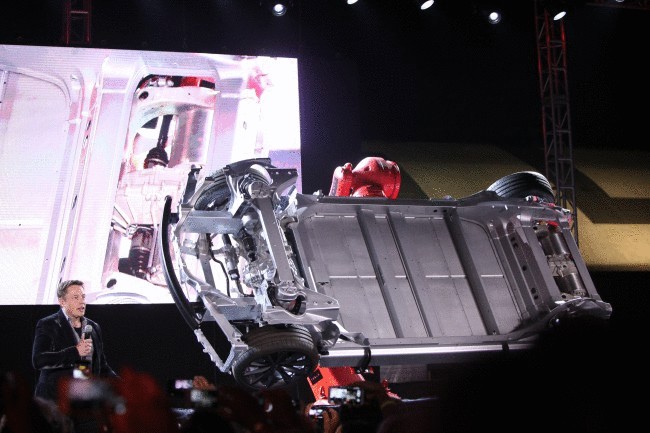 Tesla показала полноприводный электромобиль с автопилотом