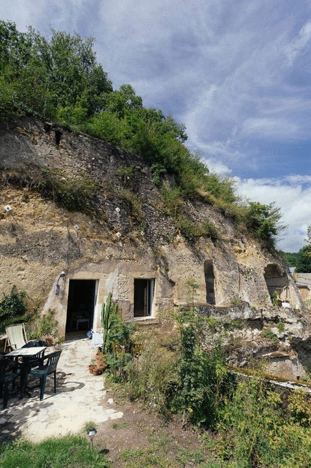 Удивительная  старинная пещера во Франции 