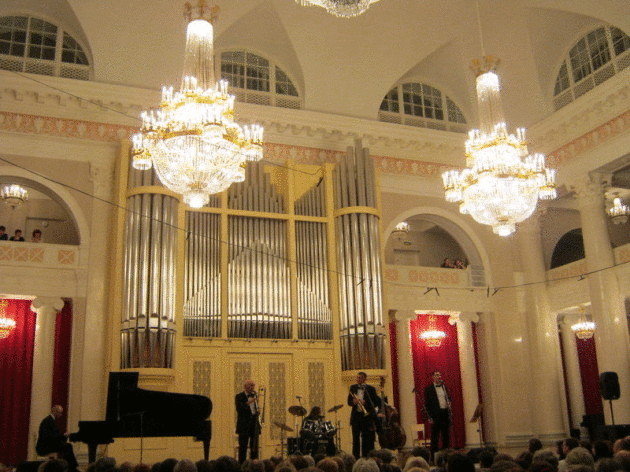 Знаменитая филармония в Санкт-Петербурге засветилась по-новому