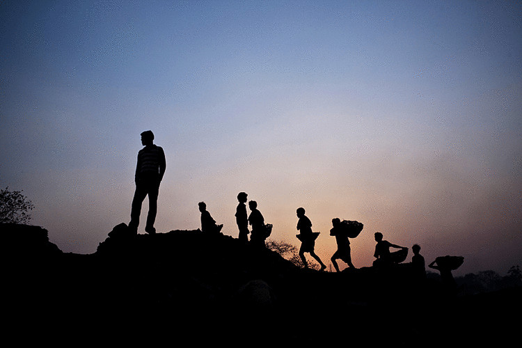 Шокирующий фоторепортаж — сборщики  угля деревне Бокапахари,  Индия