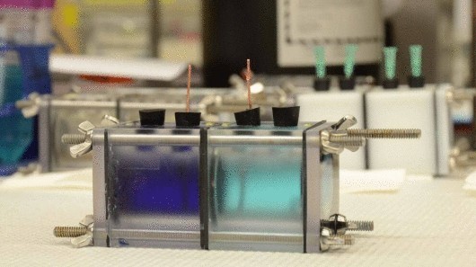 Инженеры создали аккумулятор на аммиаке, преобразующий энергию сбросного тепла в электричество