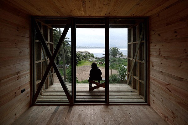 Деревянный отель с видом на океан в Чили 