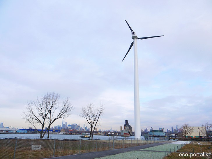 На Бруклинской набережной появилась первая крупномасштабная ветровая турбина.