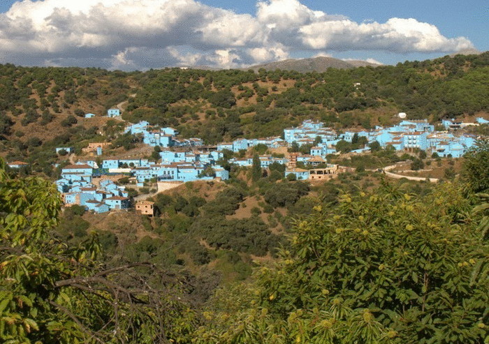 "Город смурфов": необычная синяя деревня в Андалусии 
