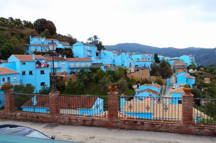 "Город смурфов": необычная синяя деревня в Андалусии 