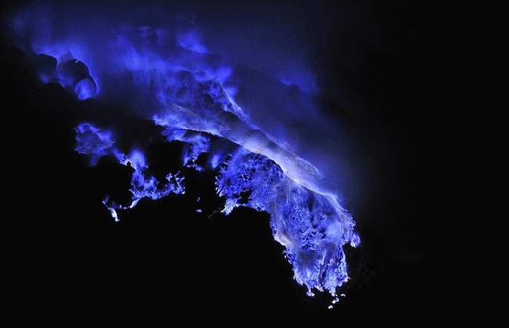 Индонезийский вулкан испускает пылающую жидкость - уникальный фоторепортаж