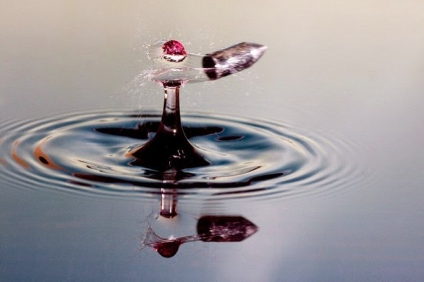 Фоторепортаж—полёт пули сквозь каплю воды