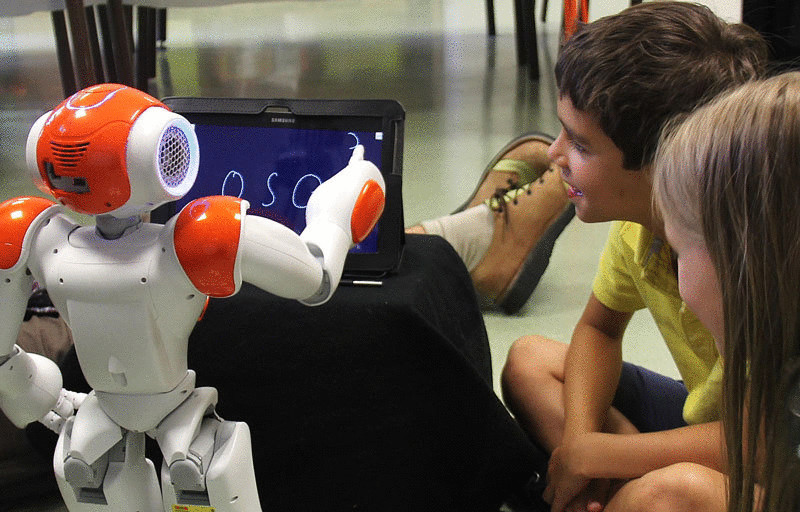 Система CoWriter: дети учат робота писать и учатся сами 